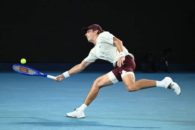 TENNIS AUSTRALIAN OPEN, Alex de Minaur of Australia in action during the Men™s quarter final match against Carlos Alcaraz of Spain on day 10 of the 2026 Australian Open tennis tournament at Melbourne Park in Melbourne, Tuesday, January 27, 2026. ( NO ARCHIVING MELBOURNE VICTORIA AUSTRALIA  Copyright: xJOELxCARRETTx 20260127155785616103
