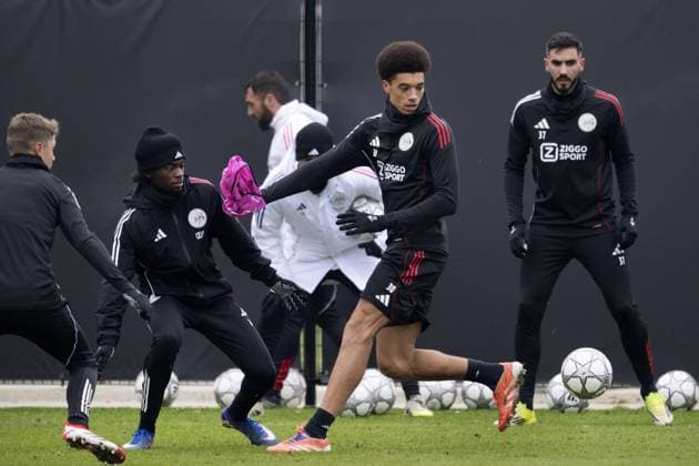 AMSTERDAM - Jorthy Mokio, Aaron Bouwman, and Josip Sutalo of Ajax during a training session at the Toekomst training complex on the day before the Champions League match between Ajax and Olympiakos Piraeus. ANP OLAF KRAAK xVIxANPxSportx xxANPxIVx 548751718 originalFilename: 548751718.jpg