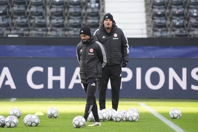 Interim coaches Dennis Schmitt and Alex Meier Eintracht Frankfurt discuss before the Champions League match against Tottenham Frankfurt 27 01 2026 Eintracht Frankfurt final training, Deutsche Bank Park, Matchday 8 Champions League