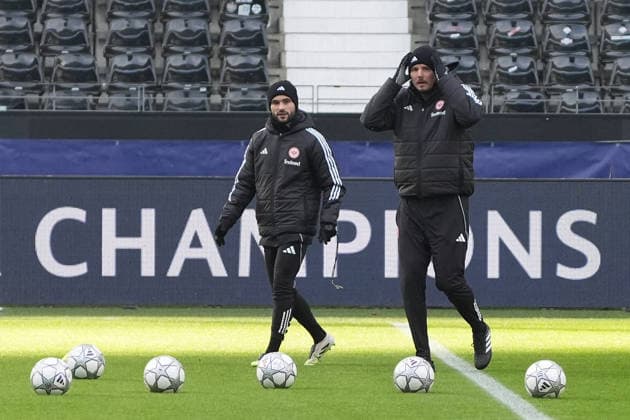 Interim coaches Dennis Schmitt and Alex Meier Eintracht Frankfurt discuss before the Champions League match against Tottenham Frankfurt 27 01 2026 Eintracht Frankfurt final training, Deutsche Bank Park, Matchday 8 Champions League
