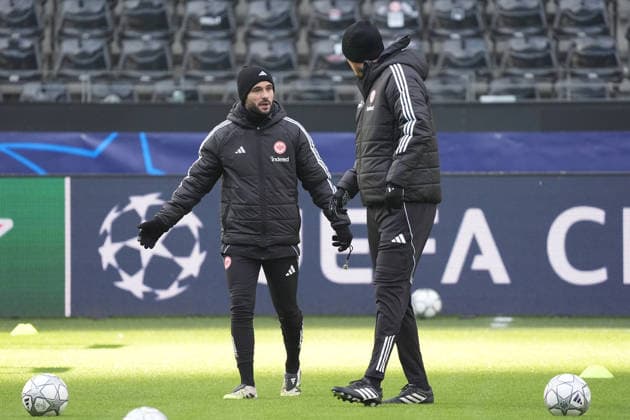 Interim coaches Dennis Schmitt and Alex Meier Eintracht Frankfurt discuss before the Champions League match against Tottenham Frankfurt 27 01 2026 Eintracht Frankfurt final training, Deutsche Bank Park, Matchday 8 Champions League