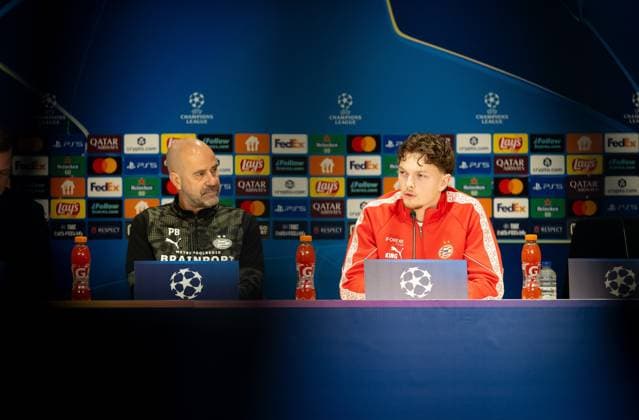 EINDHOVEN - PSV Eindhoven coach Peter Bosz and Paul Wanner during a press conference, PK, Pressekonferenz at the Philips Stadium on the day before the Champions League match against Bayern Munich. IRIS VAN DEN BROEK ANP xVIxANPxSportx xxANPxIVx 548753313 originalFilename: 548753313.jpg