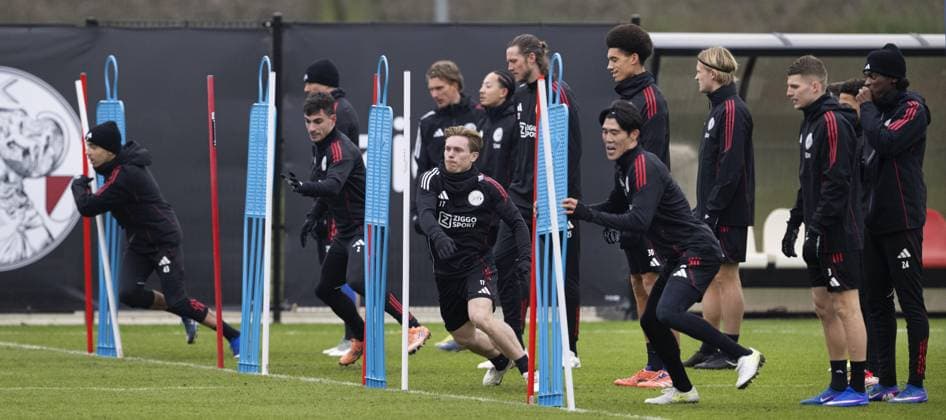 AMSTERDAM - Luca Rosa, Oliver Edvardsen, and Takehiro Tomiyasu of Ajax during a training session at the Toekomst training complex on the day before the Champions League match between Ajax and Olympiakos Piraeus. ANP OLAF KRAAK xVIxANPxSportx xxANPxIVx 548754329 originalFilename: 548754329.jpg