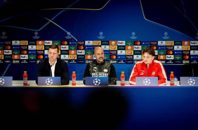 EINDHOVEN - PSV Eindhoven coach Peter Bosz and Paul Wanner (r) during a press conference, PK, Pressekonferenz at the Philips Stadium on the day before the Champions League match against Bayern Munich. IRIS VAN DEN BROEK ANP xVIxANPxSportx xxANPxIVx 548754339 originalFilename: 548754339.jpg