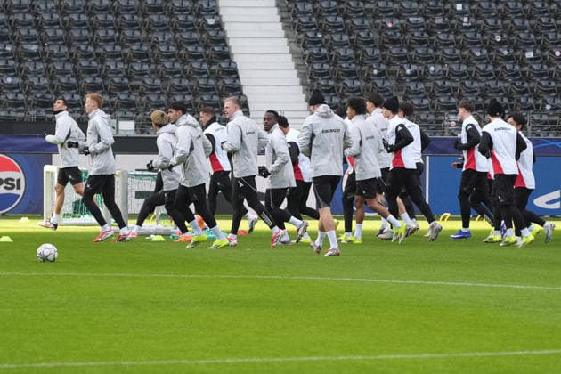 Eintracht Frankfurt team warming up Frankfurt 27 01 2026 Eintracht Frankfurt final training session, Deutsche Bank Park, Matchday 8 Champions League