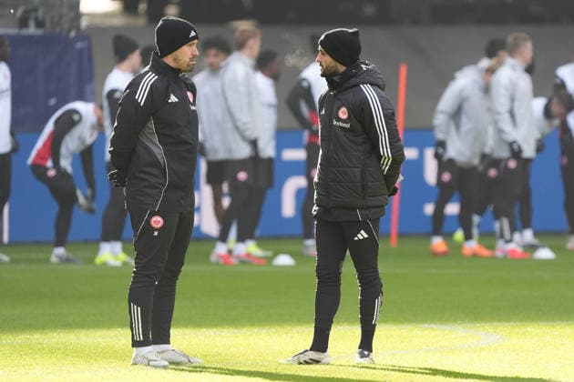 Interim coach Dennis Schmitt in exchange with co-coach Jan Fießer l, both Eintracht Frankfurt Frankfurt 27 01 2026 Eintracht Frankfurt final training, Deutsche Bank Park, match day 8 Champions League