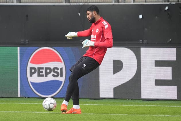 Goalkeeper Kaua Santos Eintracht Frankfurt tense ahead of clash against Tottenham, against whom he tore a cruciate ligament last season Frankfurt 27 01 2026 Eintracht Frankfurt final training session, Deutsche Bank Park, Matchday 8 Champions League