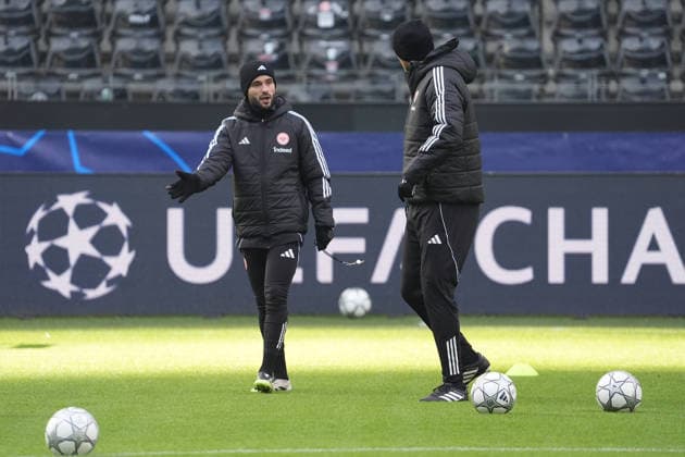 Interim coach Dennis Schmitt Eintracht Frankfurt with interim coach Alex Meier Eintracht Frankfurt, r before the Champions League match against Tottenham Frankfurt 27 01 2026 Eintracht Frankfurt final training, Deutsche Bank Park, Matchday 8 Champions League