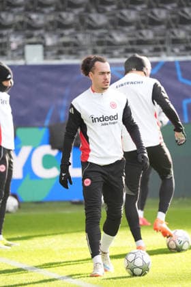 Arthur Theate Eintracht Frankfurt last to arrive for training Frankfurt 27 01 2026 Eintracht Frankfurt final training session, Deutsche Bank Park, Matchday 8 Champions League