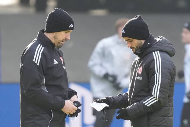 Interim coach Dennis Schmitt exchanges tactics sheets with co-coach Jan Fießer l, both Eintracht Frankfurt Frankfurt 27 01 2026 Eintracht Frankfurt final training session, Deutsche Bank Park, matchday 8 Champions League