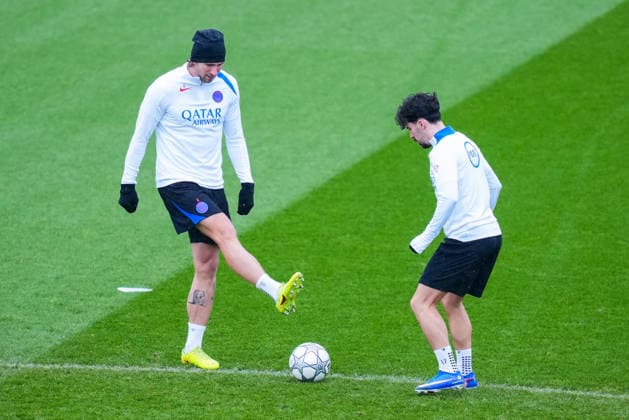 PSG Training Session AUXERRE, FRANCE - JANUARY 23: Illia Zabarnyi of PSG passes the ball to Vitinha of PSG during the Paris Saint-Germain (PSG) training session at Campus PSG in Poissy, France on January 27, 2026. Maxime Delacroix Anadolu Poissy France. Editorial use only. Please get in touch for any other usage.  Copyright: x2026xAnadoluxMaximexDelacroixx