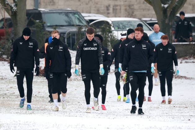 DEU, DFL, 2 FBL Hertha BSC, Training, 27 01 2026, Sportforum, Berlin, DEU, DFL, 2 FBL Hertha BSC, Training, im Bild Hertha Spielerkreis im Schnee DFL regulations prohibit any use of Photographs as image sequences and or quasi video nordphotoxGmbHx xEngler nph00076