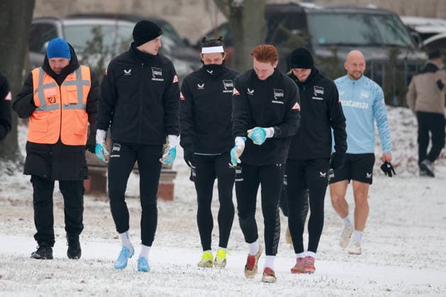 DEU, DFL, 2 FBL Hertha BSC, Training, 27 01 2026, Sportforum, Berlin, DEU, DFL, 2 FBL Hertha BSC, Training, im Bild Hertha Spielerkreis im Schnee DFL regulations prohibit any use of Photographs as image sequences and or quasi video nordphotoxGmbHx xEngler nph00076