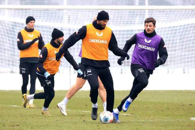 DEU, DFL, 2 FBL Hertha BSC, Training, 27 01 2026, Sportforum, Berlin, DEU, DFL, 2 FBL Hertha BSC, Training, im Bild John Anthony Brooks Hertha BSC Berlin 25 , Dawid Kownacki Hertha BSC Berlin 9 DFL regulations prohibit any use of Photographs as image sequences and or quasi video nordphotoxGmbHx xEngler nph00076