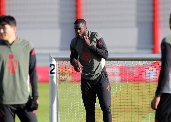 Football, Men, Champions League, Season 2025 2026, FC Bayern Munich, Final training Dayot Upamecano FC Bayern Munich standing, head, upper body, hand on chin
