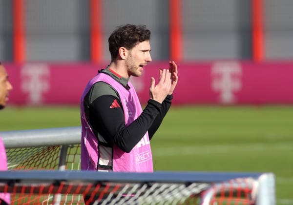 Football, Men, Champions League, Season 2025 2026, FC Bayern Munich, Final training Leon Goretzka FC Bayern Munich standing, head, upper body, raises both hands