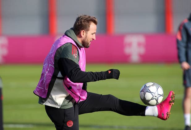 Football, Men, Champions League, Season 2025 2026, FC Bayern Munich, Final training Harry Kane FC Bayern Munich plays with a ball on his foot