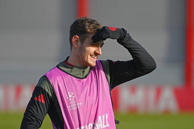 Josip STANISIC Bayern Muenchen , laughing,laughing,laughing,optimistic,good-humored action,single image,cropped single motif,half figure,half figure preview football Champions League,season 2025 26, league phase final training,training PSV Eindhoven FC Bayern Muenchen on 27 01 2026