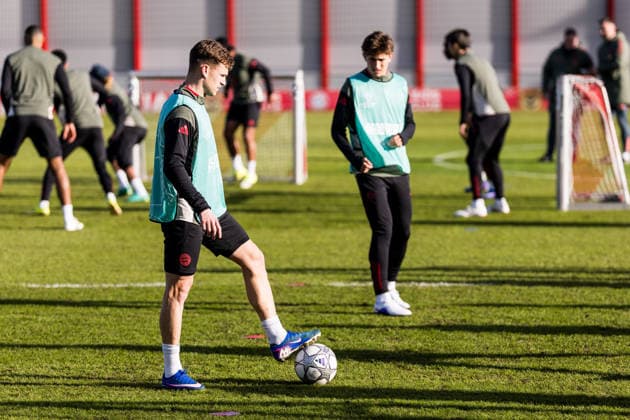 MUENCHEN, GERMANY - JANUARY 27: Joshua Kimmich (FC Bayern Muenchen, 6) controls the ball during the MD-1 practice session before the UEFA Champions league match between PSV Eindhoven and FC Bayern Muenchen on matchday 8 of the UEFA Champions League at Trainingsgelaende an der Saebenerstr. on January 27, 2026 in Muenchen, Germany. Bavaria Germany Copyright: xSteffiexWunderlx