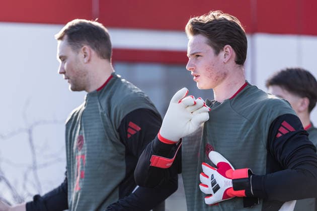 MUENCHEN, GERMANY - JANUARY 27: Jonas Urbig (FC Bayern Muenchen, 40) during the MD-1 practice session before the UEFA Champions league match between PSV Eindhoven and FC Bayern Muenchen on matchday 8 of the UEFA Champions League at Trainingsgelaende an der Saebenerstr. on January 27, 2026 in Muenchen, Germany. Bavaria Germany Copyright: xSteffiexWunderlx