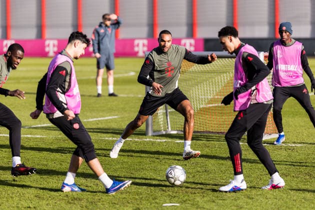 MUENCHEN, GERMANY - JANUARY 27: Jonathan Tah (FC Bayern Muenchen, 4) tries to steal the ball from Aleksandar Pavlovic (FC Bayern Muenchen, 45) an dJamal Musiala (FC Bayern Muenchen, 10) during the MD-1 practice session before the UEFA Champions league match between PSV Eindhoven and FC Bayern Muenchen on matchday 8 of the UEFA Champions League at Trainingsgelaende an der Saebenerstr. on January 27, 2026 in Muenchen, Germany. Bavaria Germany Copyright: xSteffiexWunderlx
