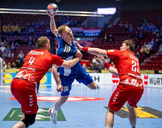 MALMÖ 2026 01 27 Iceland s Omar Ingi Magnusson between Switzerland s Lenny Rubin and Lukas Laube during the 2026 EHF European Men s Handball Championship the EHF Euro 2026 main round match between Switzerland and Iceland at the Malmö Arena, in Malmö, Sweden, on January 27, 2026 MALMÖ SWEDEN x50090x  Copyright: xJohanxNilssonx xTTx EHF EURO 2026 SWITZERLAND-ICELAND