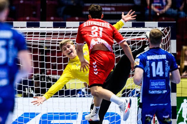 260127 Goalkeeper Viktor Hallgrimsson of Iceland and Gino Steenaerts of Switzerland during the EHF European Handball Championship main round match between Switzerland and Iceland on January 27, 2026 in Malmö Photo Petter Arvidson BILDBYRAN kod PA PA1140 handball handball handball handballs em 2026 schweiz island ehf european handball championship switzerland iceland bbeng  Copyright: PETTERxARVIDSON BB260127PA029