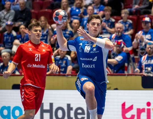 MALMÖ 2026 01 27 Switzerland s Gino Steenaerts and Iceland s ElliÃ°i ViÃ°arsson in action during the 2026 EHF European Men s Handball Championship the EHF Euro 2026 main round match between Switzerland and Iceland at the Malmö Arena, in Malmö, Sweden, on January 27, 2026 MALMÖ SWEDEN x50090x  Copyright: xJohanxNilssonx xTTx EHF EURO 2026 SWITZERLAND-ICELAND