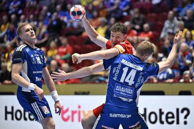 MALMÖ, SWEDEN 20260127 Switzerland s Joël Willecke center in action against Iceland s Ellidi Vidarsson left and Omar Ingi Magnusson during the 2026 EHF European Men s Handball Championship the EHF Euro 2026 main round match between Switzerland and Iceland at Malmö Arena, in Malmö, Sweden, on January 27, 2026 MALMÖ SWEDEN x50090x  Copyright: xJohanxNilsson TTx EHF EURO 2026 SWITZERLAND-ICELAND