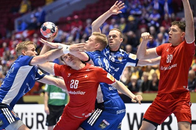 MALMÖ, SVERIGE 20260127 Switzerland s Luca Sigrist 28 in action agianst Iceland s Ellidi Vidarsson and Ymir Örn Gislason during the 2026 EHF European Men s Handball Championship the EHF Euro 2026 main round match between Switzerland and Iceland at Malmö Arena, in Malmö, Sweden, on January 27, 2026 MALMÖ SVERIGE x50090x  Copyright: xJohanxNilsson TTx EHF EURO 2026 SWITZERLAND-ICELAND