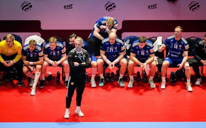 260127 Goalkeeper Viktor Hallgrimsson, Bjarki Mar Elisson, Ymir Gislason, Head coach Snorri Steinn Gudjonsson, Haukur Thrastarson, Arnar Freyr Arnarsson, Thorsteinn Leo Gunnarsson and Omar Ingi Magnusson of Iceland looks dejected during the EHF European Handball Championship main round match between Switzerland and Iceland on January 27, 2026 in Malmö Photo Petter Arvidson BILDBYRAN kod PA PA1140 handball handball handball handballs em 2026 schweiz island ehf european handball championship switzerland iceland bbeng depp  Copyright: PETTERxARVIDSON BB260127PA066