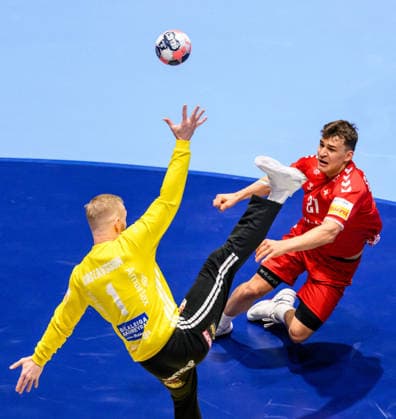 260127 Lino Schneider of Switzerland against goalkeeper Bjorgvin Pall Gustavsson of Iceland during the EHF European Handball Championship main round match between Switzerland and Iceland on January 27, 2026 in Malmö Photo Petter Arvidson BILDBYRAN kod PA PA1140 handball handball handball handballs em 2026 schweiz island ehf european handball championship switzerland iceland bbeng  Copyright: PETTERxARVIDSON BB260127PA071