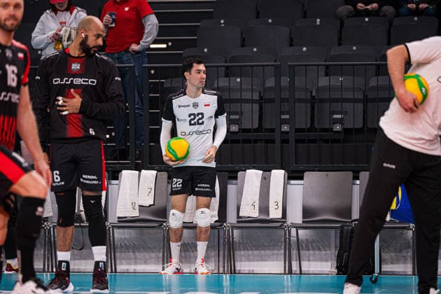 Volleyball I Men I Season 2025 2026 I CEV Champions League I CLVM72 I SVG Lüneburg Asseco Resovia Rzeszow I 27 01 2026 Erik Shoji 22, Asseco Resovia Rzeszow stands on the edge of the court with the ball Copyright: xLobeca Bjorn-OlexKehmx