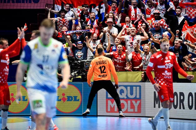 MALMÖ, SVERIGE 20260127 Croatia s goalkeeper Matej Mandic celebrates with the fans after a save during the 2026 EHF European Men s Handball Championship the EHF Euro 2026 main round match between Slovenia and Croatia at Malmö Arena, in Malmö, Sweden, on January 27, 2026 MALMÖ SVERIGE x50090x  Copyright: xJohanxNilsson TTx EHF EURO 2026 SLOVENIA-CROATIA