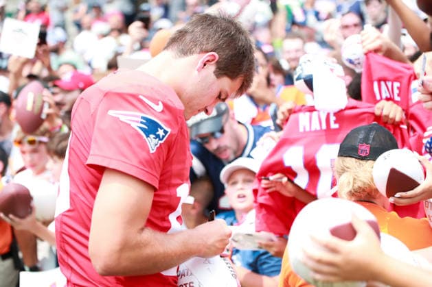 FOXBOROUGH, MA - AUGUST 06: Quarterback Drake Maye 10 of the New England Patriots gives autographs to the fans during joint training camp between the New England Patriots and Washington Commanders on August 6, 2025 at Gillette Stadium in Foxborough, Massachusetts. (Photo by Summer Lamont Icon Sportswire) NFL, American Football Herren, USA AUG 06 Washington Commanders - New England Patriots Joint Training Camp EDITORIAL USE ONLY Icon250805089