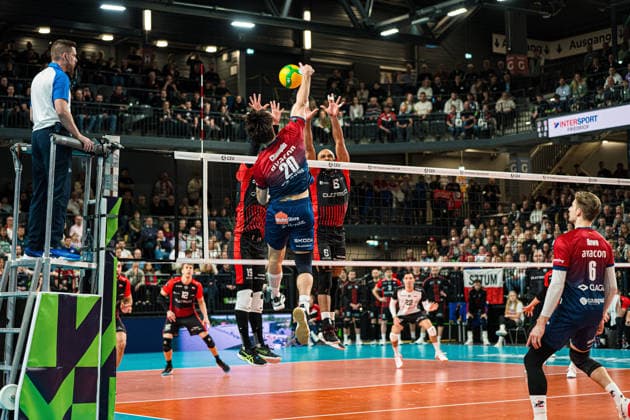 Volleyball I Men I Season 2025 2026 I CEV Champions League I CLVM72 I SVG Lüneburg Asseco Resovia Rzeszow I 27 01 2026 Ethan Robert Champlin 20, SVG Lüneburg in attack against Marcin Janusz 19, Asseco Resovia Rzeszow and Danny Demyanenko 6, Asseco Resovia Rzeszow Copyright: xLobeca Bjorn-OlexKehmx