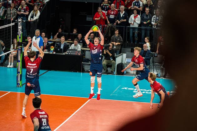 Volleyball I Men I Season 2025 2026 I CEV Champions League I CLVM72 I SVG Lüneburg Asseco Resovia Rzeszow I 27 01 2026 Santeri Riku Matias Välimaa 12, SVG Lüneburg plays the ball to Copyright: xLobeca Bjorn-OlexKehmx