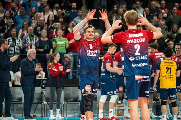 Volleyball I Men I Season 2025 2026 I CEV Champions League I CLVM72 I SVG Lüneburg Asseco Resovia Rzeszow I 27 01 2026 Jackson Clifford Howe 6, SVG Lüneburg high-fives Daniel Gruvaeus 2, SVG Lüneburg during the run-in Copyright: xLobeca Bjorn-OlexKehmx