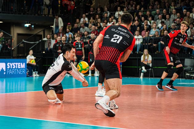 Volleyball I Men I Season 2025 2026 I CEV Champions League I CLVM72 I SVG Lüneburg Asseco Resovia Rzeszow I 27 01 2026 Erik Shoji 22, Asseco Resovia Rzeszow receives the ball Copyright: xLobeca Bjorn-OlexKehmx