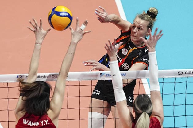 Galatasaray Daikin v Allianz MTV Stuttgart - Women s CEV Cup ISTANBUL, TURKIYE - JANUARY 27: Antonia Stautz (6) of Allianz MTV Stuttgart in action against Yuanyuan Wang (L) of Galatasaray Daikin during the Women s CEV Cup play-off round first match between Galatasaray Daikin and Allianz MTV Stuttgart at Burhan Felek Vestel Volleyball Hall in Istanbul, Turkiye on January 27, 2026. Agit Erdi Ulukaya Anadolu Istanbul Turkey. Editorial use only. Please get in touch for any other usage.  Copyright: x2026xAnadoluxAgitxErdixUlukayax