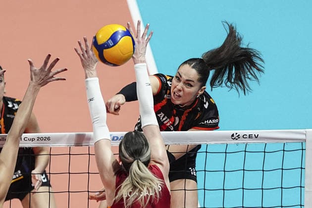 Galatasaray Daikin v Allianz MTV Stuttgart - Women s CEV Cup ISTANBUL, TURKIYE - JANUARY 27: Mikala Mogensen (R) of Allianz MTV Stuttgart in action against Britt Bongaerts of Galatasaray Daikin during the Women s CEV Cup play-off round first match between Galatasaray Daikin and Allianz MTV Stuttgart at Burhan Felek Vestel Volleyball Hall in Istanbul, Turkiye on January 27, 2026. Agit Erdi Ulukaya Anadolu Istanbul Turkey. Editorial use only. Please get in touch for any other usage.  Copyright: x2026xAnadoluxAgitxErdixUlukayax