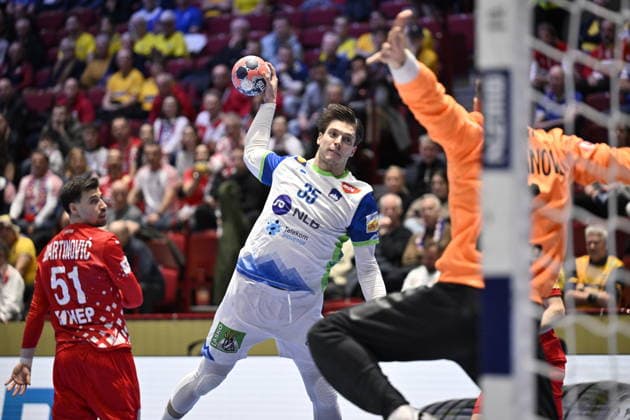 MALMÖ, SWEDEN 20260127 Slovenia s Domen Makuc 35 scores at Croatia s goalkeeper Dominik Kuzmanovic during the 2026 EHF European Men s Handball Championship the EHF Euro 2026 main round match between Slovenia and Croatia at Malmö Arena, in Malmö, Sweden, on January 27, 2026 MALMÖ SWEDEN x50090x  Copyright: xJohanxNilsson TTx EHF EURO 2026 SLOVENIA-CROATIA