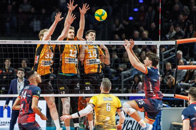 27 01 26, Berlin, Volleyball, BR Volleys vs VK Lvi Prague Champions League, group stage David Kollator of VK Lvi Prague plays the ball against the block of Fedor Ivanov BR Volleys , Florian Krage BR Volleys and Moritz Reichert BR Volleys BR Volleys vs VK Lvi Prague Champions League