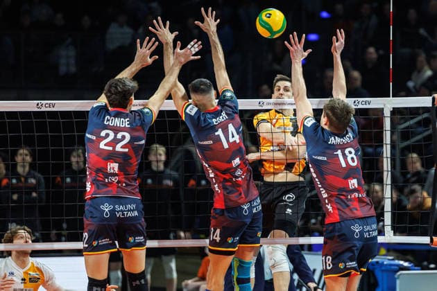 27 01 26, Berlin, Volleyball, BR Volleys vs VK Lvi Prague Champions League, Group stage Moritz Reichert BR Volleys plays the ball over the net BR Volleys vs VK Lvi Prague Champions League