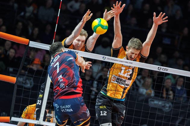 27 01 26, Berlin, Volleyball, BR Volleys vs VK Lvi Prague Champions League, group stage Jiri Benda plays the ball against the block of Fedor Ivanov BR Volleys and Florian Krage BR Volleys BR Volleys vs VK Lvi Prague Champions League