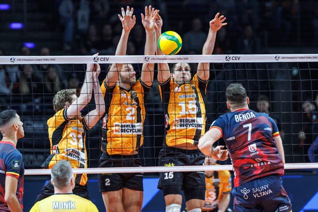 27 01 26, Berlin, Volleyball, BR Volleys vs VK Lvi Prague Champions League, group stage Jiri Benda plays the ball against the block of Fedor Ivanov BR Volleys , Matthew Knigge BR Volleys and Moritz Reichert BR Volleys BR Volleys vs VK Lvi Prague Champions League
