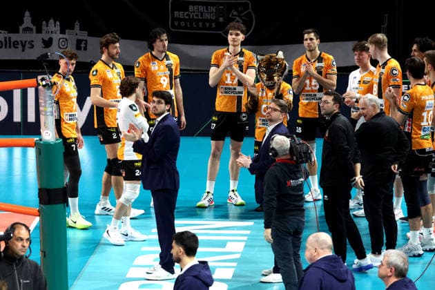 DEU, Champions League, BR Volleys vs VK Lvi Prague, 27 01 2026, Max Schmeling Halle, Berlin, DEU, Champions League, BR Volleys vs VK Lvi Prague, in the picture coach Alexandre Leal BR Volleys , BR Volleys players circle nordphotoxGmbHx xEngler nph00076