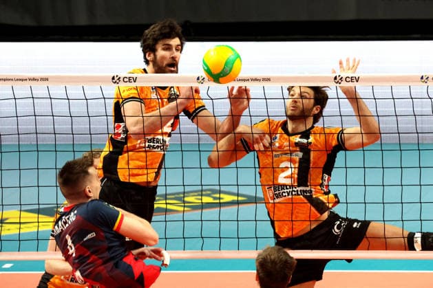 DEU, Champions League, BR Volleys vs VK Lvi Prague, 27 01 2026, Max Schmeling Halle, Berlin, DEU, Champions League, BR Volleys vs VK Lvi Prague, in the picture Jake Hanes BR Volleys 22 Matthew Knigge BR Volleys 2 , Kruno Nikacevic Lvi Prague 4 nordphotoxGmbHx xEngler nph00076