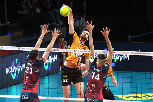 DEU, Champions League, BR Volleys vs VK Lvi Prague, 27 01 2026, Max Schmeling Halle, Berlin, DEU, Champions League, BR Volleys vs VK Lvi Prague, in the picture Jake Hanes BR Volleys 22 , Jakub Ihnat Lvi Prague 21 , Pablo Crer Lvi Prague 14 nordphotoxGmbHx xEngler nph00076