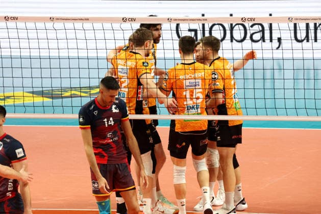 DEU, Champions League, BR Volleys vs VK Lvi Prague, 27 01 2026, Max Schmeling Halle, Berlin, DEU, Champions League, BR Volleys vs VK Lvi Prague, in the picture BR Volleys players circle, Pablo Crer Lvi Prague 14 nordphotoxGmbHx xEngler nph00076